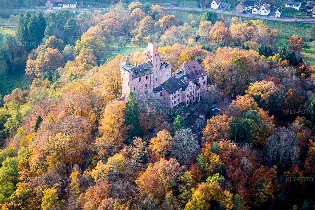 Luftbild: Burg Berwartstein umgeben vom herbstlich buntem Wald in Erlenbach bei Dahn im Bundesland Rheinland-Pfalz in Deutschland. Foto: IMG_076370.jpg vom 09.11.2014 durch Werner Riehm/FLY-FOTO.de
