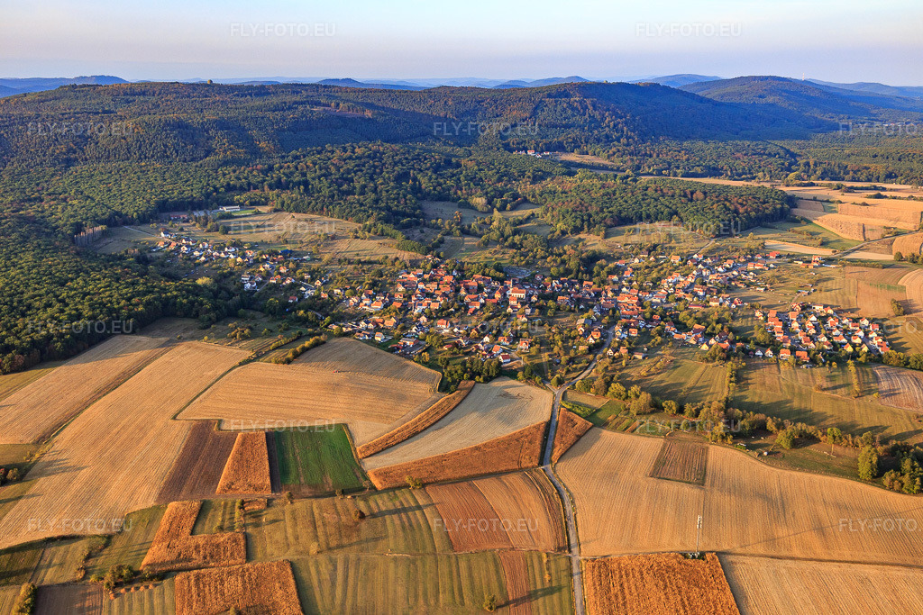 Vue aérienne: Vue d'ensemble du village depuis le sud à Lampertsloch dans le département Bas Rhin, France – .Photo: IMG_123267.jpg prise le 30/09/2020 par Werner Riehm/FLY-FOTO.eu – Résolution de l'original: 5472 x 3648 px