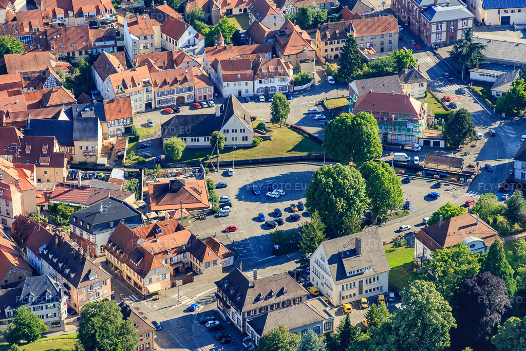 Vue aérienne: Parking Rue du Tribunal à Wissembourg dans le département Bas Rhin, France – .Photo: IMG_083019.jpg prise le 26/06/2015 par Werner Riehm/FLY-FOTO.eu – Résolution de l'original: 5236 x 3491 px