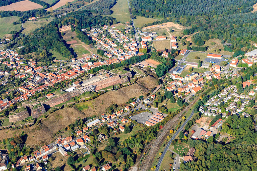 Aerial view: Citadelle de Bitche from the south in Bitche in the state Moselle, France. – Photo: IMG_095157.jpg taken on 10/16/2016 by Werner Riehm/FLY-FOTO.com – Resolution of the original: 5148 x 3432 px – Citadelle de Bitche