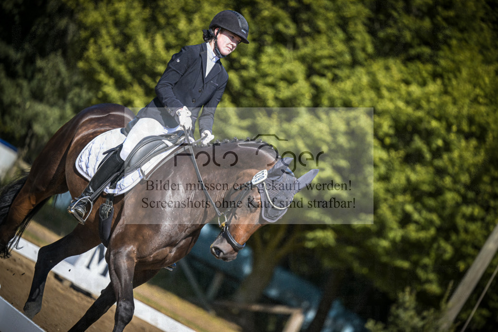 DOS_2900 | Entdecke hochwertige Reitturnierfotos von Foto Oger. Professionell, emotional und authentisch – jetzt Lieblingsmomente im Shop bestellen.Deutschlandweite Turnierfotografie. - Realisiert mit Pictrs.com