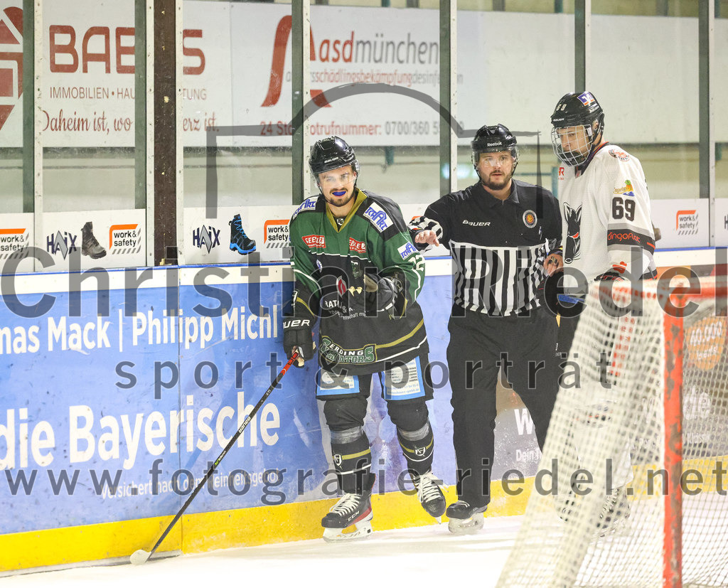 2022-09-30_062_TSV_Erding_gegen_EV_Dingolfing | Erding, Deutschland, 30.09.2022:
Eishockey, Bayernliga 2022 / 2023, Testspiel, TSV Erding gegen EV Dingolfing, Endergebnis: 3:4

Leon Abstreiter (Erding Gladiators, #72), Jonas Penzkofer (EV Dingolfing, #69)

Foto: Christian Riedel / fotografie-riedel.net