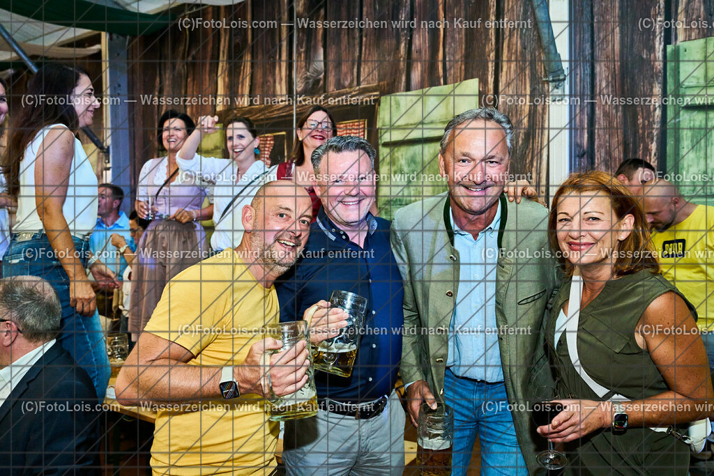 ALP5997_VOLKSFEST_Bieranstich_in Feierlaune | (C)FotoLois.com, Alois Spandl, BIERANSTICH im Festzelt beim WIESELBURGER VOLKSFEST mit den TSCHECHEN als Vorband und dem Auftritt von Die HIGHLIGHTS, Mi 28. Juni 2023.