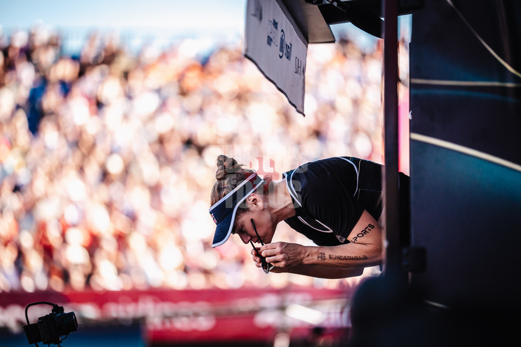 Beachvolleyball | Frauen | Finale |Deutsche Meisterschaften 2025 Timmendorfer Strand | 07.09.2025 | Cinja Tillmann erhebt sich von der Spielerbank
