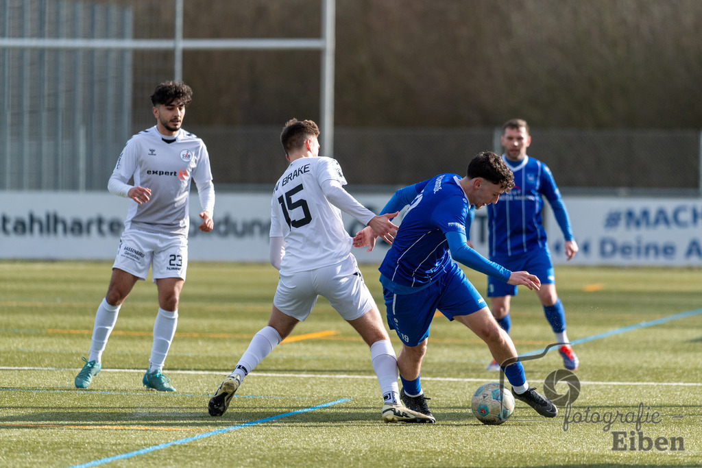 FC Rastede-SV Brake | Herren Bezirks-Testspiel; FC Rastede (blau)-SV Brake (weiß) am 02.03.2025 in Rastede (Sportanlage Kötterswegs), Photo: Philip Eiben 2025 - Realisiert mit Pictrs.com
