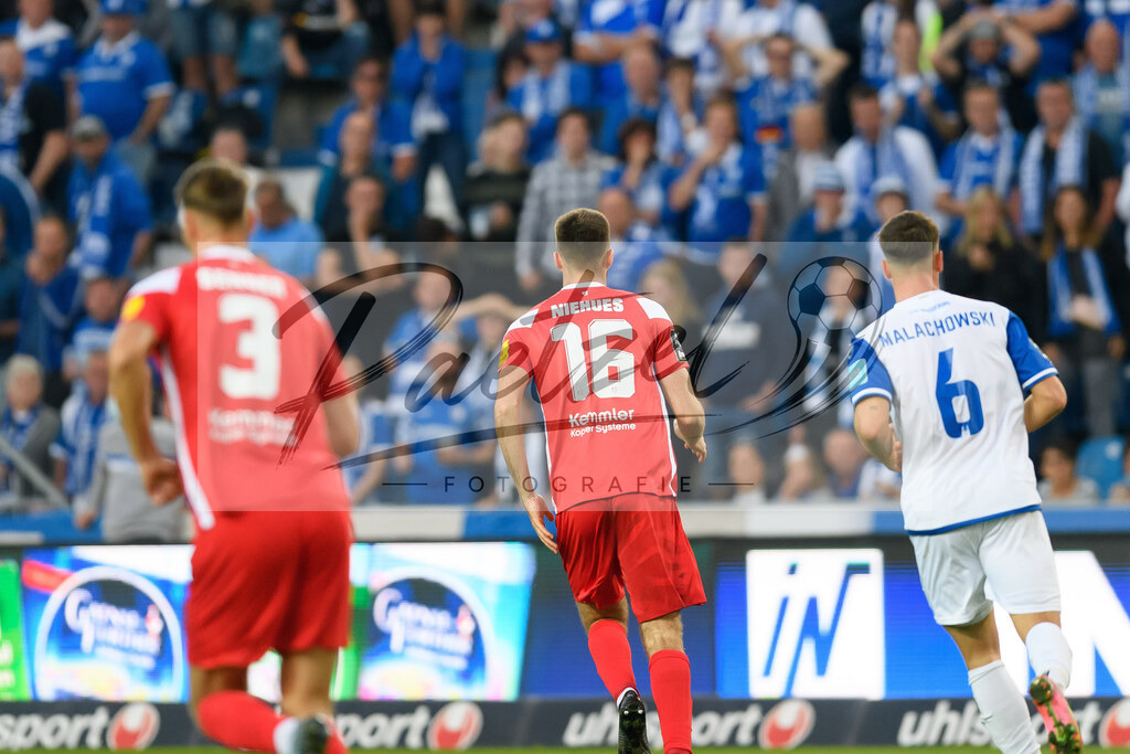 FCMFCK20210904_063 | Fussball, Herren:   beim Spiel der 3. Liga zwischen 1. FC Magdeburg und 1. FC Kaiserslautern in der MDCC-Arena am 04.09.2021 in Magdeburg, Deutschland.DFB / DFL REGULATIONS PROHIBIT ANY USE OF PHOTOGRAPHS AS IMAGE SEQUENCES AND/OR QUASI-VIDEO. - Realisiert mit Pictrs.com