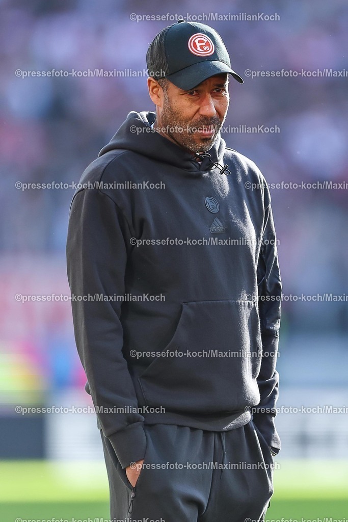 1FC23022502310 | 23.02.2025, Fußball, 1. FC Köln - Fortuna Düsseldorf, 2.. Fußball Bundesliga, 23. Spieltag, RheinEnergie-STADION, Saison 2024 2025: Cheftrainer Daniel Thioune (Trainer Fortuna Düsseldorf) DFB regulations prohibit any use of photographs as image sequences and or quasi-video.