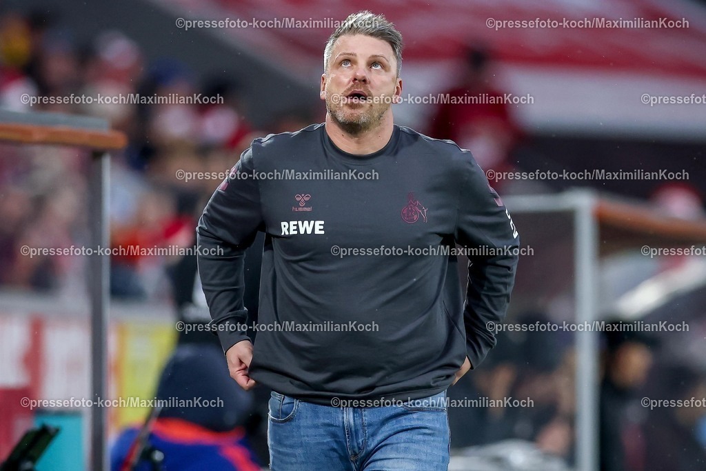 1FC06122501039 | 06.12.2025, Fußball, 1. FC Köln - FC St. Pauli, 1. Fußball Bundesliga, 13. Spieltag, RheinEnergie-STADION, Saison 2025 2026: Cheftrainer Lukas Kwasniok (1FC Koeln #hc) dreht verärgert die Augen nach Oben  DFB regulations prohibit any use of photographs as image sequences and or quasi-video.