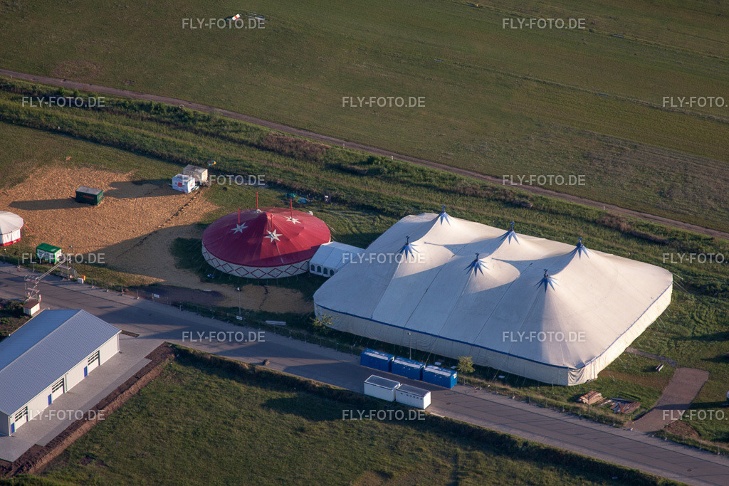 Zirkuszelt | Luftbild: Zirkuszelt im Ortsteil Speyerdorf in Neustadt im Bundesland Rheinland-Pfalz in Deutschland. Foto: IMG_64620.jpg vom 04.05.2014 durch Werner Riehm/FLY-FOTO.de - Realisiert mit Pictrs.com