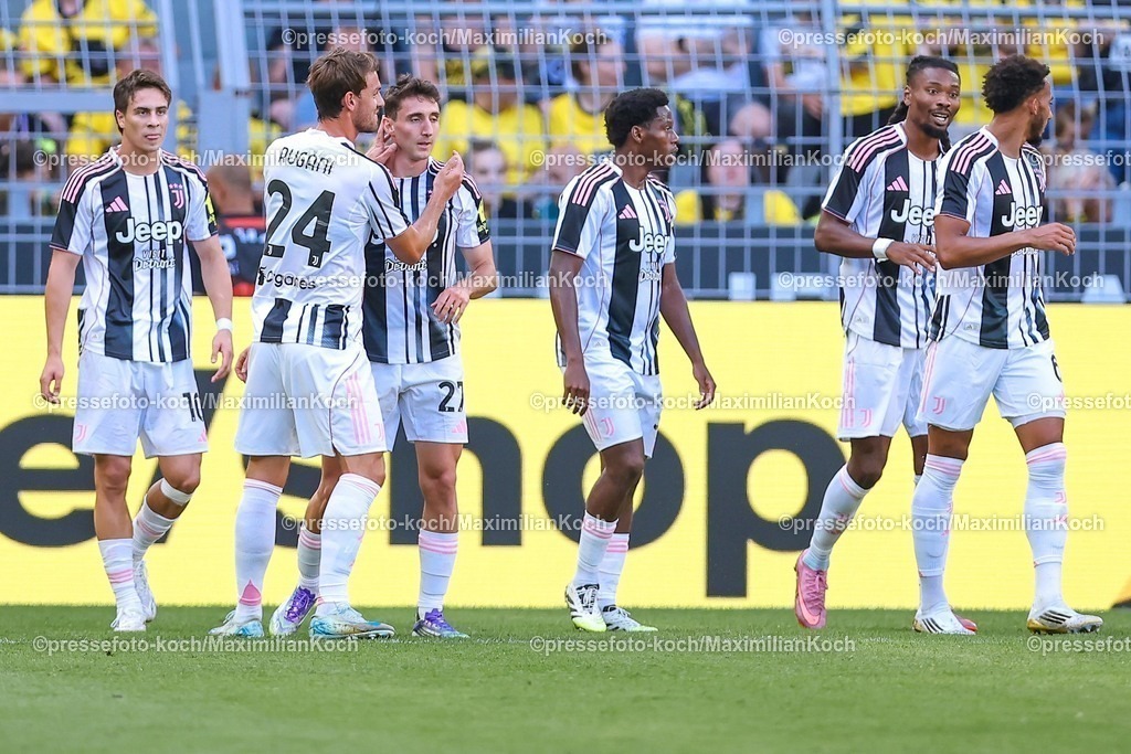 BVB10082501063 | 10.08.2025, Fußball, Borussia Dortmund - Juventus Turin, Testspiel, Signal Iduna Park, Saison 2025 2026: Torjubel nach dem Tor zum 2:0  durch Torschütze Andrea Cambiaso&nbsp;(Juventus Turin #27) zusammen mit    DFB regulations prohibit any use of photographs as image sequences and or quasi-video.