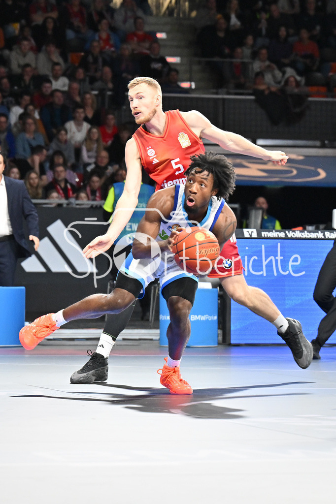FC Bayern München - Skyliners Frankfurt | MUNICH, GERMANY - 17. FEBRUARY: im Duell Isaiah SWOPE (Skyliners Frankfurt 1) und Niels GIFFEY (FC Bayern Basketball 5) während dem Spiel zwischen dem FC Bayern München und den Skyliners Frankfurt am 21. Spieltag der easyCredit BBL im BMW Park