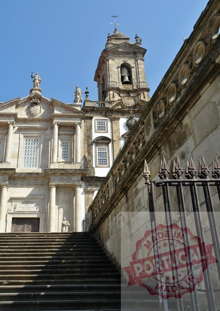 Igreja do Carmo bell tower and baroque architecture in Porto. Porto - Portugal | Historic Igreja do Carmo with stone steps and bell tower on a clear day - Realisiert mit Pictrs.com