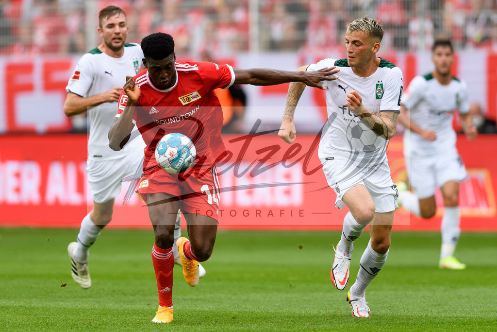 FCUBMG20210829_171 | Fussball, Herren: Taiwo Awoniyi (1.FC Union Berlin) und Jordan Beyer (Borussia Moenchengladbach) im Zweikampf beim Spiel der 1. Bundesliga zwischen 1. FC Union Berlin und Borussia Moenchengladbach im Stadion An der Alten Foersterei am 29.08.2021 in Berlin, Deutschland. - Realisiert mit Pictrs.com