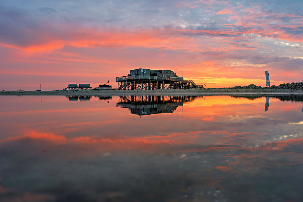 Sonnenaufgang an der Nordsee | Die bekannte Strandbar 54° Nord in St. Peter-Ording. - Realisiert mit Pictrs.com