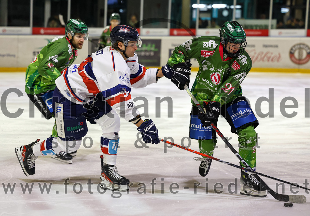 2023-12-17_015_TSV_Erding_gegen_ESC_Kempten | Erding, Deutschland, 17.12.2023:
Eishockey, Bayernliga Vorrunde 2023 / 2024, 18. Spieltag, TSV Erding gegen ESC Kempten, Endergebnis: 5:1

Linus Voit (ESC Kempten, #84), Erik Modlmayr (Erding Gladiators, #21)

Foto: Christian Riedel / fotografie-riedel.net