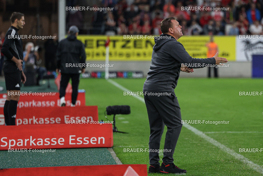Rot-Weiss Essen - TSV Alemannia Aachen | Essen, Deutschland, 31.08.2025 Uwe Koschinat (Rot-Weiss Essen) gestikuliertwährend des 3.Liga Spiels zwischen  Rot-Weiss Essen und Alemannia Aachen am 31.08.2025 im Stadion an der Hafenstraße in Essen. (Foto von Timo Bluhmki-Schmidt/Brauer Fotoagentur