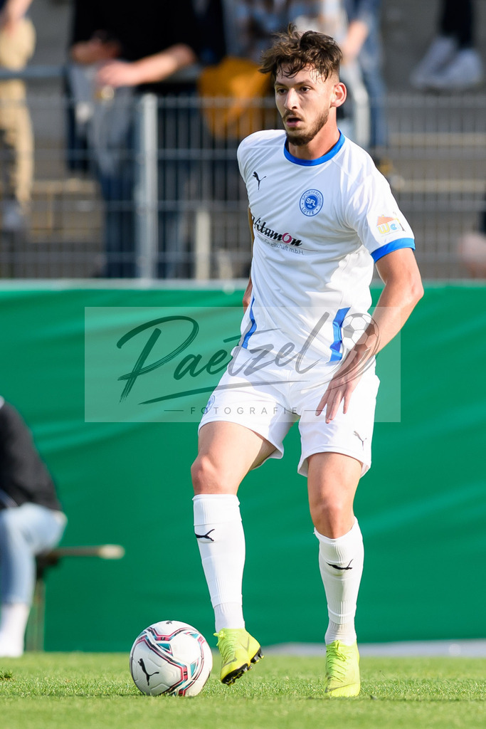 LOTKSC20210809_116 | Fussball, Herren: Cedric Euschen (Sportfreunde Lotte) in Aktion, am Ball, Einzelaktion beim Spiel der 1. Runde im DFB-Pokal zwischen SF Lotte und Karlsruher SC im Stadion am Lotter Kreuz am 09.08.2021 in Lotte, Deutschland.DFB / DFL REGULATIONS PROHIBIT ANY USE OF PHOTOGRAPHS AS IMAGE SEQUENCES AND/OR QUASI-VIDEO. - Realisiert mit Pictrs.com