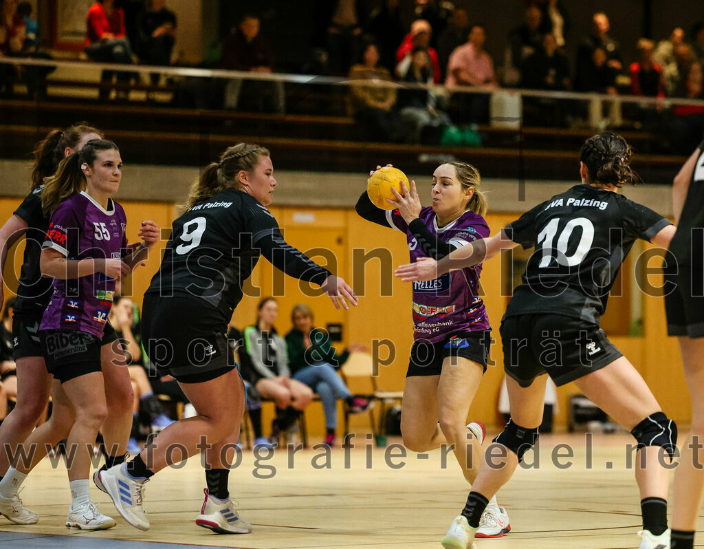 2024-02-10_053_SpVgg_Altenerding_gegen_SVA_Palzing | Erding, Deutschland, 10.02.2024:
Handball, Bezirksoberliga Frauen Altbayern 2023 / 2024, 14. Spieltag, SpVgg Altenerding gegen SVA Palzing, Endergebnis: 27:28

Verena Bauer (SpVgg Altenerding, #55), Franka Straubinger (SVA Palzing, #9), Lena Prem (SpVgg Altenerding, #5), Veronika Wöhrl (SVA Palzing, #10)

Foto: Christian Riedel / fotografie-riedel.net