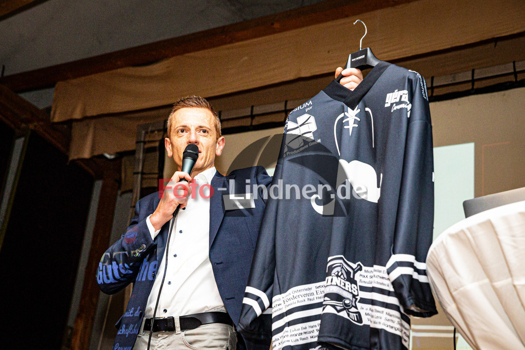 Benefizabend zur Rettung der Eishalle Peißenberg | Benefizabend Eishalle, Benefizabend zur Rettung der Eishalle Peißenberg, 20250124,Trikotversteigerung,2025-01-24 in Peißenberg (Pfarrheim St. Barbara)Uli MachCopyright: WolfgangxLindner foto-lindner.de
