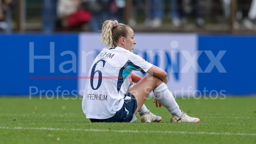 Fussball, Google Pixel Frauen-Bundesliga, SV Werder Bremen - TSG 1899 Hoffenheim | Vanessa Diehm (TSG 1899 Hoffenheim, 6) sitzt nach dem Abpfiff auf dem Boden, enttäuscht über die Niederlage, Enttäuschung nach dem Schlusspfiff, Abpfiff, Highlight, Verlierer, verloren, Frustration, pessimistisch, DIE DFB-RICHTLINIEN UNTERSAGEN JEGLICHE NUTZUNG VON FOTOS ALS SEQUENZBILDER UND/ODER VIDEOÄHNLICHE FOTOSTRECKEN. DFB REGULATIONS PROHIBIT ANY USE OF PHOTOGRAPHS AS IMAGE SEQUENCES AND/OR QUASI-VIDEO.