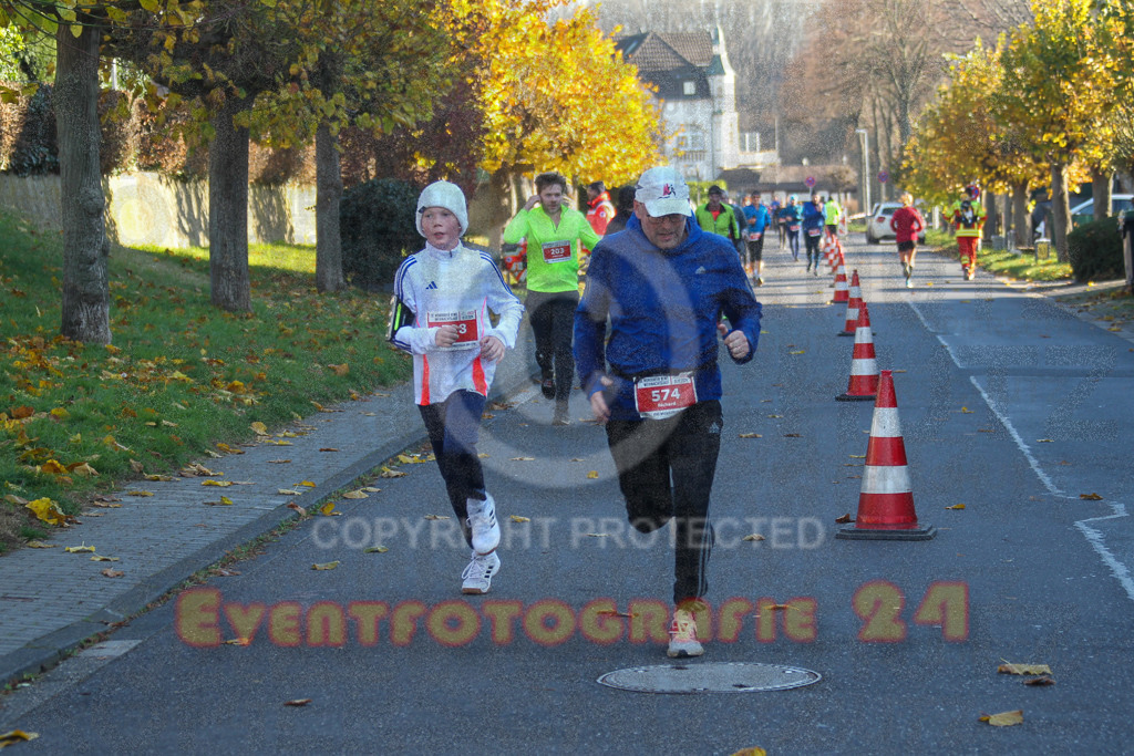 241201_1231_EV4_2790 | Sportfotografie im Rhein-Sieg Kreis, Köln, Bonn, NRW, Rheinland Pfalz, Hessen, etc. Unser Tätigkeitsfeld umfasst den Laufsport vom Volkslauf über den Marathon, Duathlon, Triathon bis zum Ultralauf wie Kölnpfad Ultra oder Schindertrail.