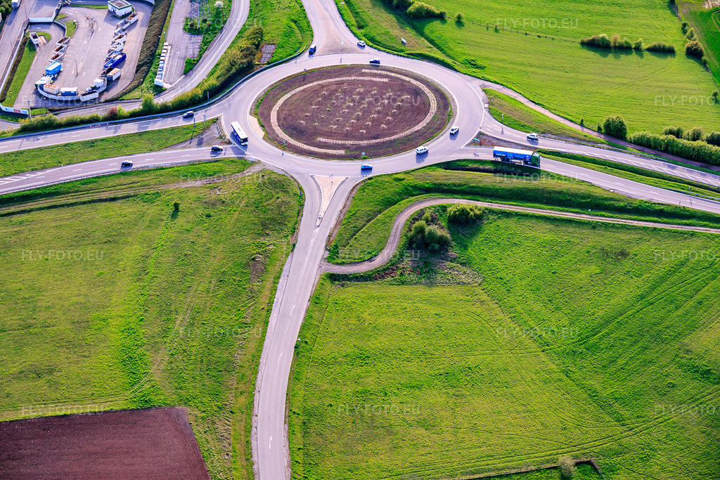 Vue aérienne: Rond-point à l'intersection de la N61 et de la rue de Sarreguemines à Woustviller dans le département Moselle, France – .Photo: IMG_154222.jpg prise le 17/04/2026 par Werner Riehm/FLY-FOTO.eu – Résolution de l'original: 6000 x 4000 px
