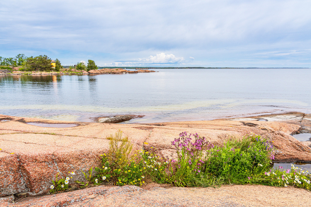 Landschaft an der Ostseeküste mit Felsen bei Oskarshamn in Schweden. | Landschaft an der Ostseeküste mit Felsen bei Oskarshamn in Schweden.