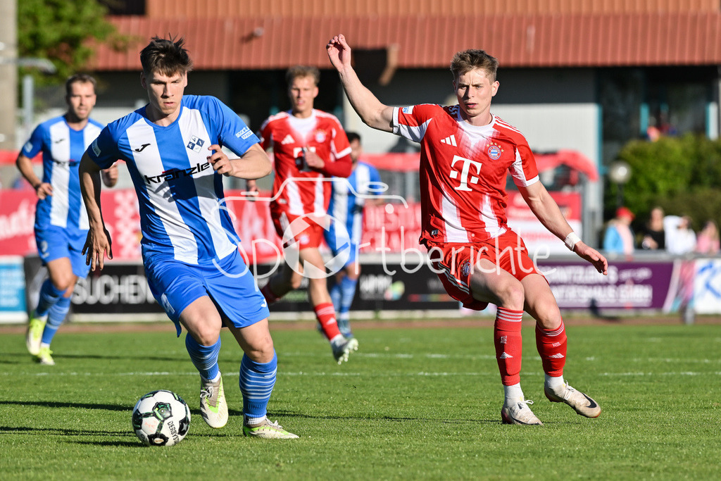 FV Illertissen - FC Bayern Amateure | ILLERTISSEN, GERMANY - 30. APRIL: im Duell Lasse JÜRGENSEN (FV Illertissen 4) und Anton HEINZ (FC Bayern München II 9) während dem Match zwischen dem FV Illertissen den Amateuren des FC Bayern am 32. Spieltag der Regionalliga Bayern im Vöhlin Stadion