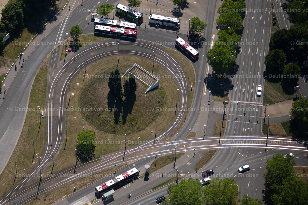 4035861 | BRAUNSCHWEIG 31.07.2020 Platz- Ensemble mit Straßenbahn - Wendeschleife im Innenstadt- Zentrum am Berliner Platz in Braunschweig im Bundesland Niedersachsen, Deutschland. // Ensemble space an place with tram - turning loop in the inner city center in Brunswick in the state Lower Saxony, Germany. Foto: Gerhard Launer