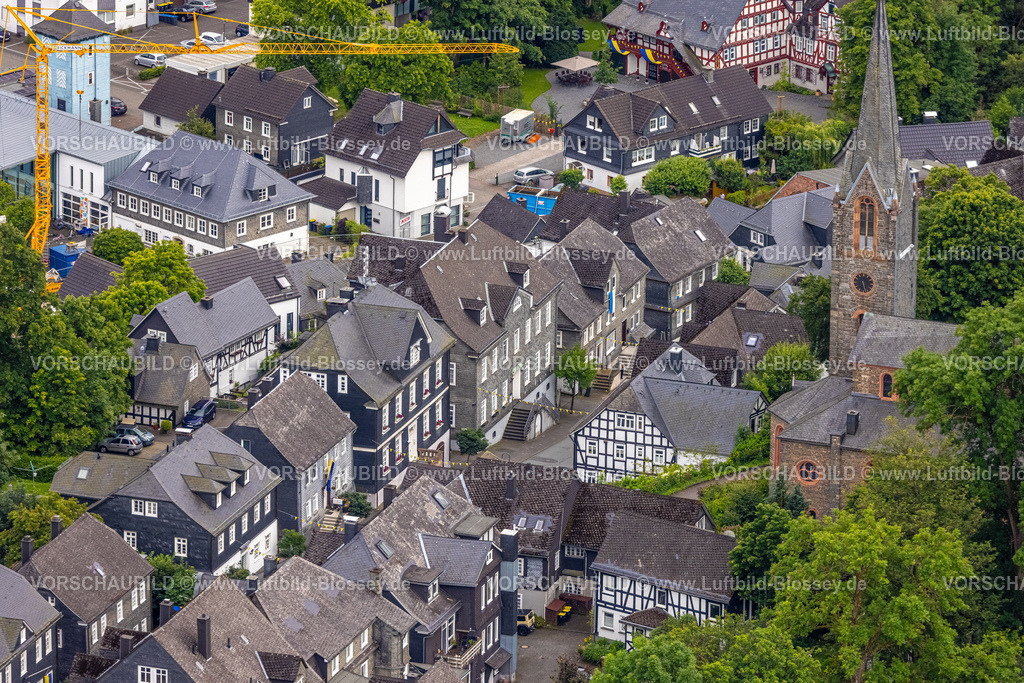 BadBerleburg240710209 | Luftbild, evang. Stadtkirche und grüne Bäume an der Schloßstraße, Wohngebiet mit historischen Häusern, Bad Berleburg, Wittgensteiner Land, Nordrhein-Westfalen, Deutschland