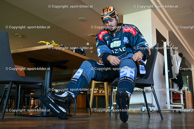 AUT, Pressekonferenz Eishockey Black Wings Linz, Praesentation Trikot und neue Sponsorpartner | 16.08.2023, Linz, AUT, Pressekonferenz Eishockey Black Wings Linz, Praesentation Trikot und neue Sponsorpartner, im Bild Andreas Kristler (BWL)


