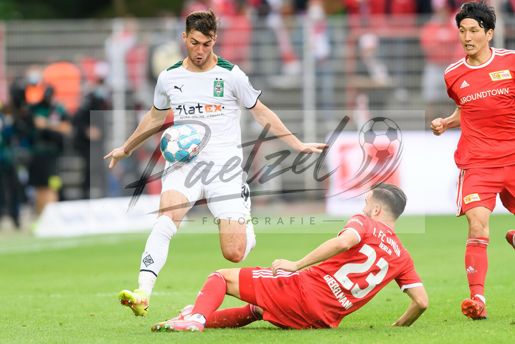 FCUBMG20210829_184 | Fussball, Herren: Joe Scally (Borussia Moenchengladbach) und Niko Giesselmann (1.FC Union Berlin) im Zweikampf beim Spiel der 1. Bundesliga zwischen 1. FC Union Berlin und Borussia Moenchengladbach im Stadion An der Alten Foersterei am 29.08.2021 in Berlin, Deutschland. - Realisiert mit Pictrs.com