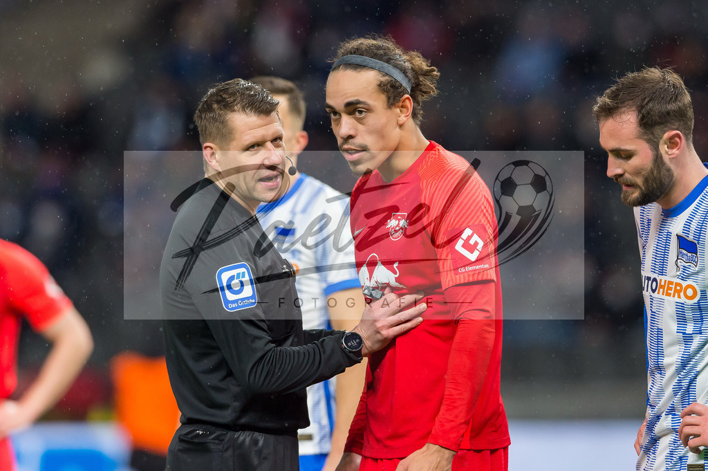 BSCRBL20220220_070 | Fussball, Herren: Schiedsrichter Patrick Ittrich spricht mit Yussuf Poulsen (RB Leipzig) bei dem Spiel der 1. Bundesliga zwischen Hertha BSC und RB Leipzig im Olypiastadion am 20.02.2022 in Berlin, Deutschland.DFB / DFL REGULATIONS PROHIBIT ANY USE OF PHOTOGRAPHS AS IMAGE SEQUENCES AND/OR QUASI-VIDEO. - Realisiert mit Pictrs.com