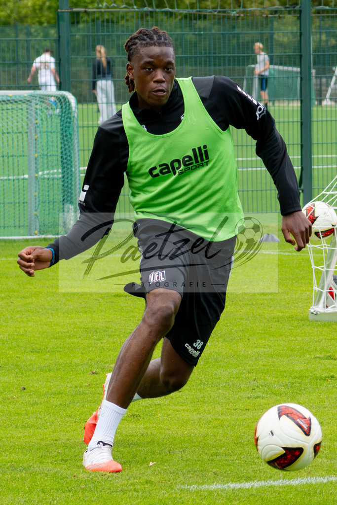 20260909_TRAOSN_0291 | Fußball, Herren: Elias Bakatukanda (VfL Osnabrück) in Aktion, am Ball, Einzelaktion beim Training des VfL Osnabrück am 09.09.2026 im Sportpark Illoshöhe in Osnabrück, Deutschland.(Foto von Nico Paetzel) - Realisiert mit Pictrs.com