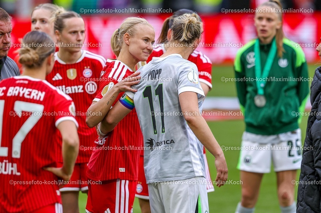 xKWIx14052601125 | 2026.05.14, xkwix, Fußball, Finale DFB-Pokal Frauen, VfL Wolfsburg -  FC Bayern München, Saison 2025 2026, Rhein-Energie-Stadion in Köln: Pernille Harder (FC Bayern München Frauen #21) arm in arm mit Alexandra Popp (VfL Wolfsburg Frauen #11) DFB regulations prohibit any use of photographs as image sequences and or quasi-video. Photo: xKamilxWilkowskixPressefotoKochx