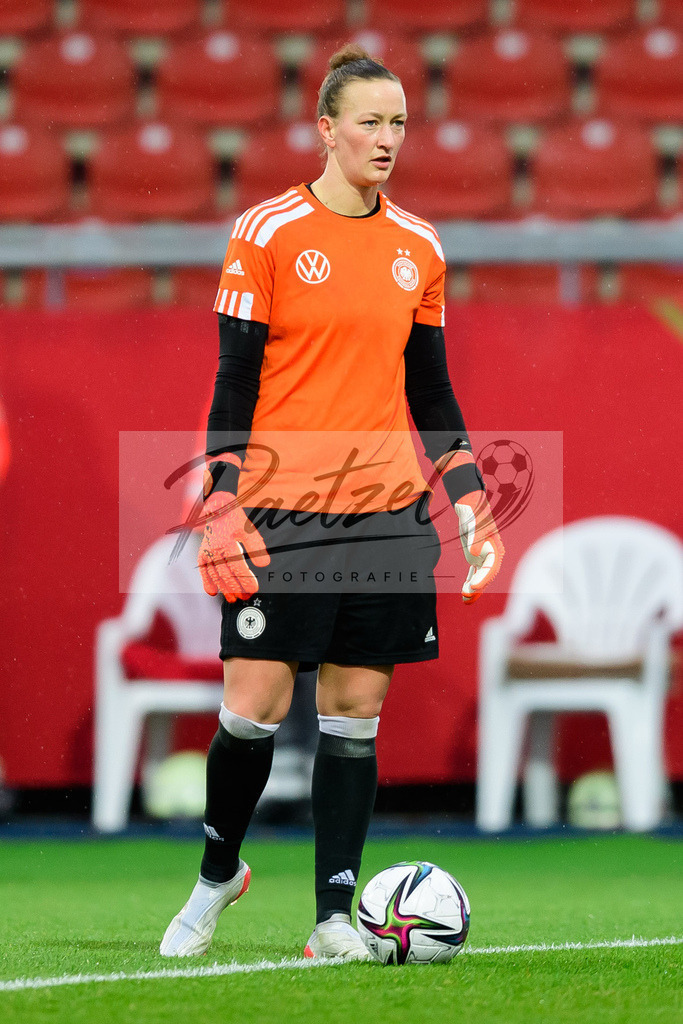 GERTUR20211126_075 | Fussball, Frauen: Torwart Almuth Schult (Germany) in Aktion, am Ball, Einzelaktion bei dem Spiel der WM-Qualifikation zwischen Deutschland und Tuerkei im Eintracht-Stadion am 26.11.2021 in Braunschweig, Deutschland. - Realisiert mit Pictrs.com