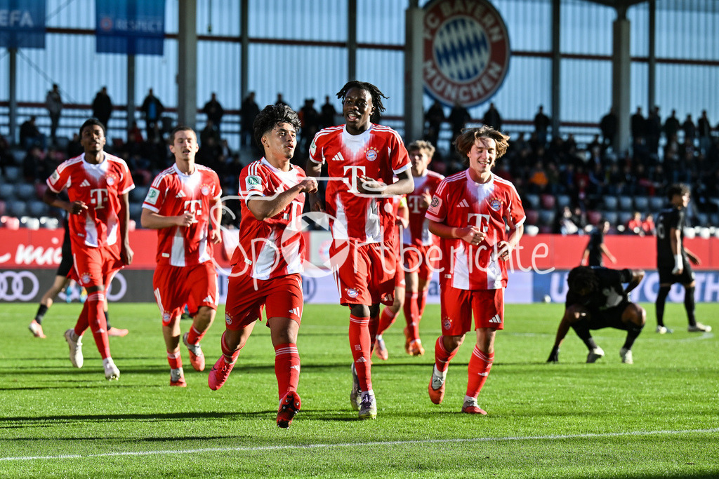 FC Bayern München U19 - Sporting Lissabon U19 | MUNICH, GERMANY - 09. DECEMBER: Jubel der Bayern nach dem Treffer zum 2-0 durch Maycon CARDOZO (FC Bayern München 7) / Tor / Torschuetze / Freude / Happy während dem Match zwischen der U19 des FC Bayern München und der U19 von Sporting Lissabon am 6. Spieltag der UEFA Youth League Ligaphase am FC Bayern Campus