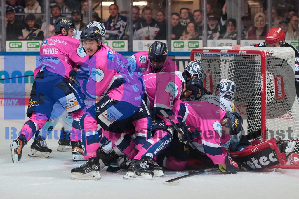 SES_ISEDRE20251010-51 | bond - Realisiert mit Pictrs.com