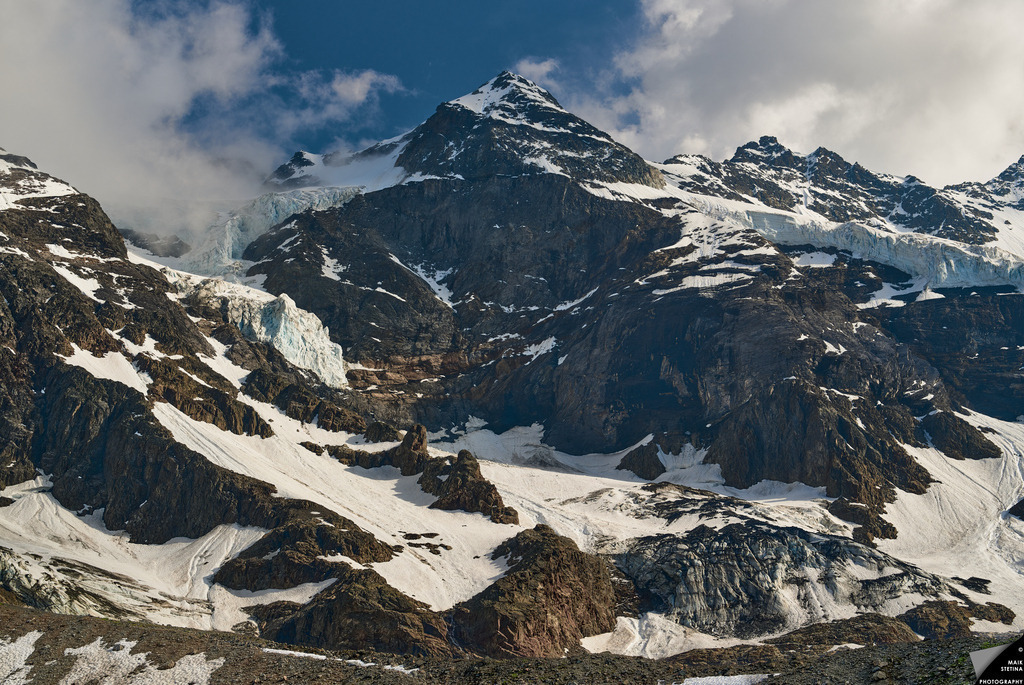 Light and shadow on the Breithorn massif | Since I set off early that morning, I arrived at the Schmadrihütte by midday. Several hikers arrived during the afternoon, but unlike me, they didn't stay overnight at the Schmadrihütte. In the late afternoon, I captured the atmosphere on the Breithorn in photographs. - Realisiert mit Pictrs.com