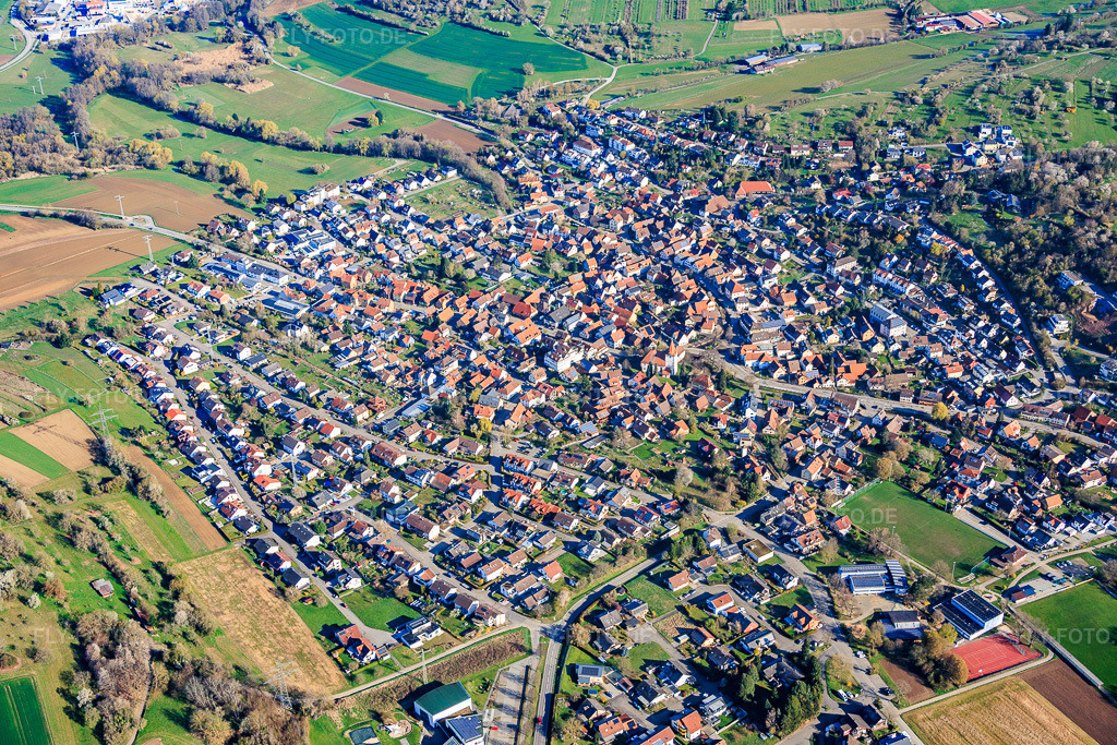 Luftbild: Ortsübersicht aus Süden im Ortsteil Ellmendingen in Keltern im Bundesland Baden-Württemberg in Deutschland. Foto: IMG_154009.jpg vom 02.04.2026 durch Werner Riehm/FLY-FOTO.deAuflösung des Originals: 6000 x 4000 px