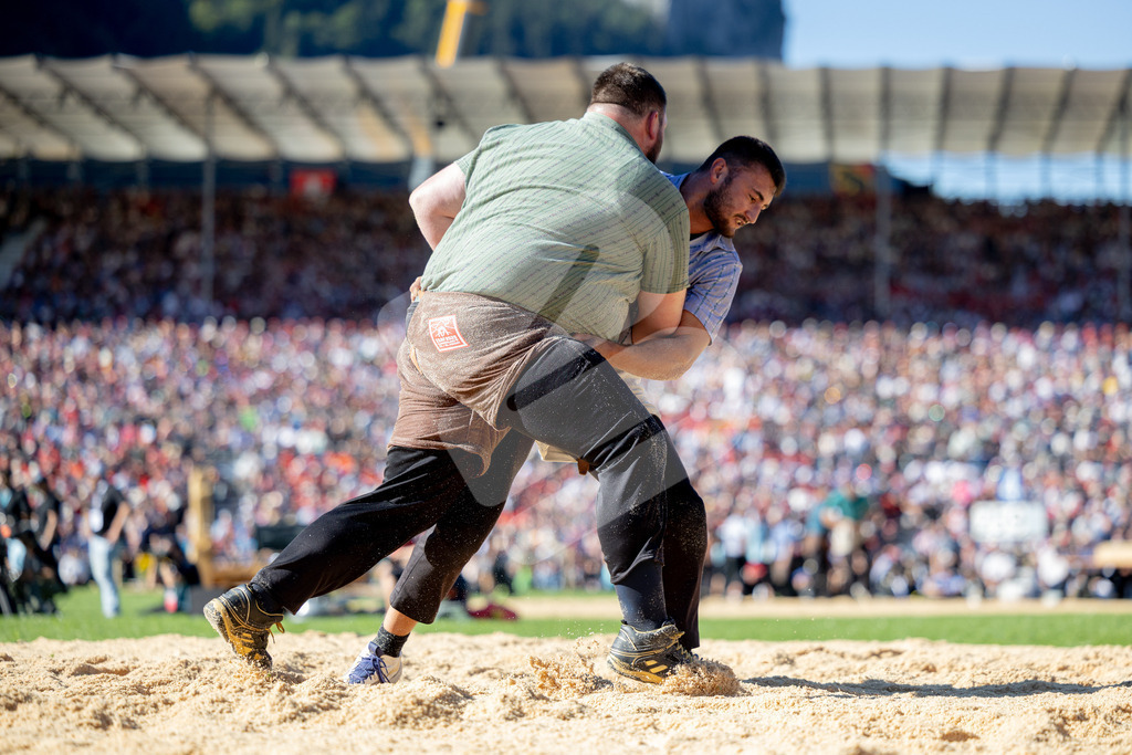 ESAF2025_08Gang_7291 | Die Schwinger des Schwyzer Kantonalen Schwingerverbandes: Fotos, die Dynamik und Leidenschaft festhalten, sowie emotionale Momente aus dem traditionellen Schwingsport zeigen. - Realisiert mit Pictrs.com