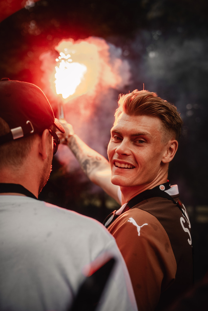 FCSP MEISTERFEIER-192 | Der offizielle Shop für FC St. Pauli Fotos. Wähle aus Spielszenen & Fanmomenten dein FCSP Wunschformat. Wir liefern Millerntor-Atmosphäre.