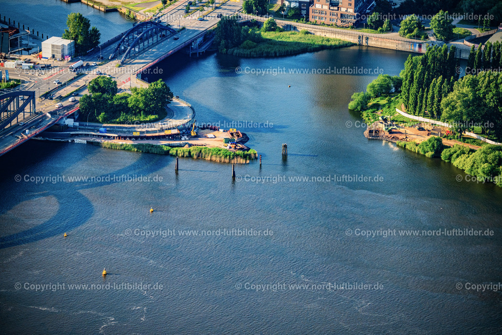 Hamburg_Elbbrücken_Hafencity_Baustelle_Entenwerderbrücke_ELS_6387160625 | HAMBURG 16.06.2025 Neubau eines Brückenbauwerk entlang der Veddeler Brückenstraße über der Elbe im Ortsteil Rothenburgsort in Hamburg, Deutschland. // New construction of a bridge structure along the Veddeler Brueckenstrasse over the Elbe in the Rothenburgsort district in Hamburg, Germany. Foto: Martin Elsen
