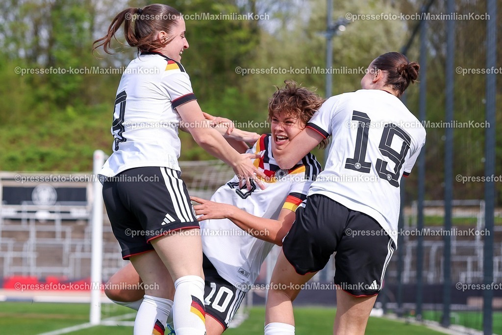 DFB16042601016 | 16.04.2026, Essen, Fußball, UEFA Womens UNDER 19 Championship qualification, Germany - France, Stadion Uhlenkrug, Saison 2025 / 2026: Torjubel nach dem Tor zum 1:0 durch Torschütze Rosa Rückert (Deutschland U19 #10)  zusammen mit  Lotta Wrede (Deutschland U19 #08) Laila Portella (Deutschland U19 #19)    DFB regulations prohibit any use of photographs as image sequences and or quasi-video.