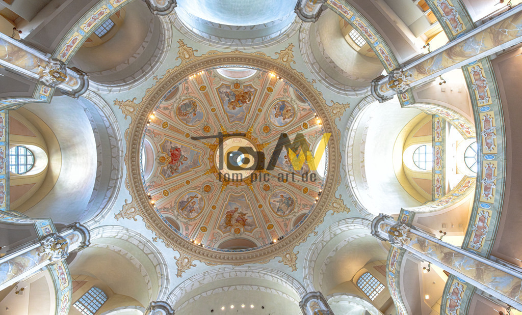 Blick auf die Decke der Frauenkirche in Dresden-----Barock | Ein lohnenswerter blick nach oben , in der Dresdner Frauenkirche. Die wunderschöne Innenkuppel mit vielen Malereien. - Realisiert mit Pictrs.com