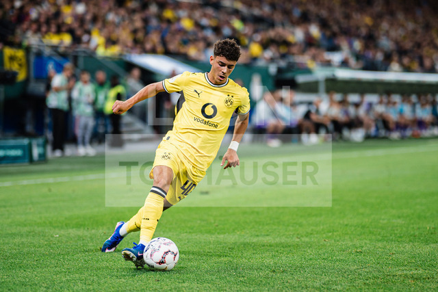 DFB-Pokal: HEBC - Borussia Dortmund, 01.09.2026 | Samuele Inacio (Borussia Dortmund, 40) am Ball; Fußball, DFB-Pokal, 1. Runde: HEBC vs. Borussia Dortmund am 01.09.2026 im Volksparkstadion, HamburgDFB REGULATIONS PROHIBIT ANY USE OF PHOTOGRAPHS AS IMAGE SEQUENCES AND/OR QUASI-VIDEO. - Realisiert mit Pictrs.com