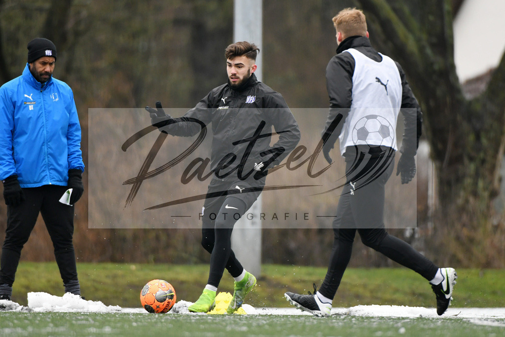 20200226_TRAOSN_0034 | Fussball, Herren: Marc Auge (VFL Osnabrueck U19) in Aktion, am Ball, Einzelaktion waehrend der Trainingseinheit des VfL Osnabrueck im Sportpark Illoshoehe am 26.02.2020 in Osnabrueck, Deutschland. - Realisiert mit Pictrs.com