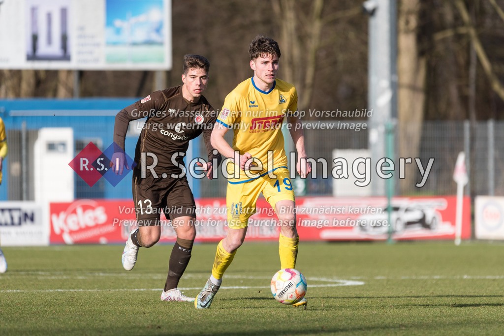 Fußball, Saison 2022/23, Regionalliga Nord, FC St. Pauli II - SV Atlas Delmenhorst, Edmund-Plambeck-Stadion (Norderstedt), 19.02.2023, 25. Spieltag | Franz Roggow (#13, FCSP), Willem-Hendrik Hoffrogge (#19, SVA Delmenhorst)