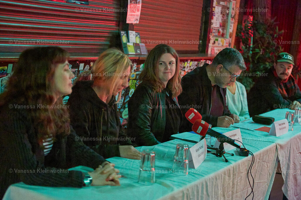 250403_GrundsteuerPK_16 | Pressekonferenz am 03.04.2025 im ://about blank: "Erhöhung der Grundsteuer belastet Pächter*innen öffentlicher Grundstücke in Friedrichshain-Kreuzberg und gefährdet die Clubkultur". Mit Bezirksbürgermeisterin Clara Herrmann, Bezirksstadtrat Andy Hehmke, Eka Neumann vom YAAM und Manu vom Neue Zukunft. - Realisiert mit Pictrs.com