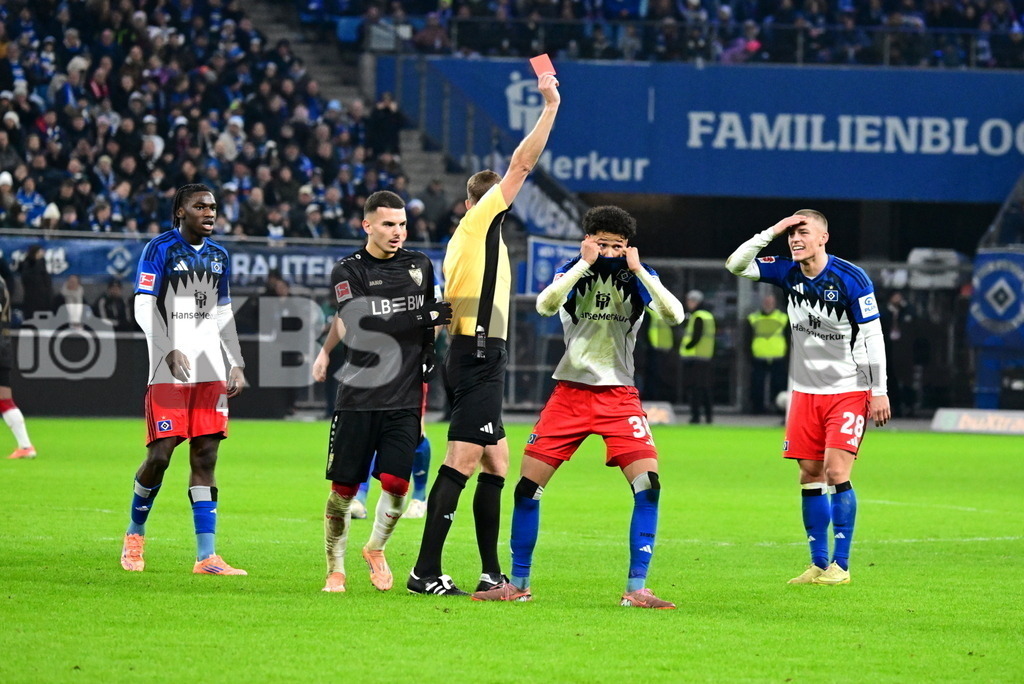 KBS Picture_HSV-Stuttgart_017 | v.l. Balde Fabio (HSV) , Bouanani Badredine (VfB Stuttgart) , Storks Soeren Schiedsrichter zeigt Rossing-Lelesiit Alexander (HSV) die Gelb-Rote Karte , Muheim Miro (HSV) ,Sportplatz :  Volksparkstadion,  - Realisiert mit Pictrs.com